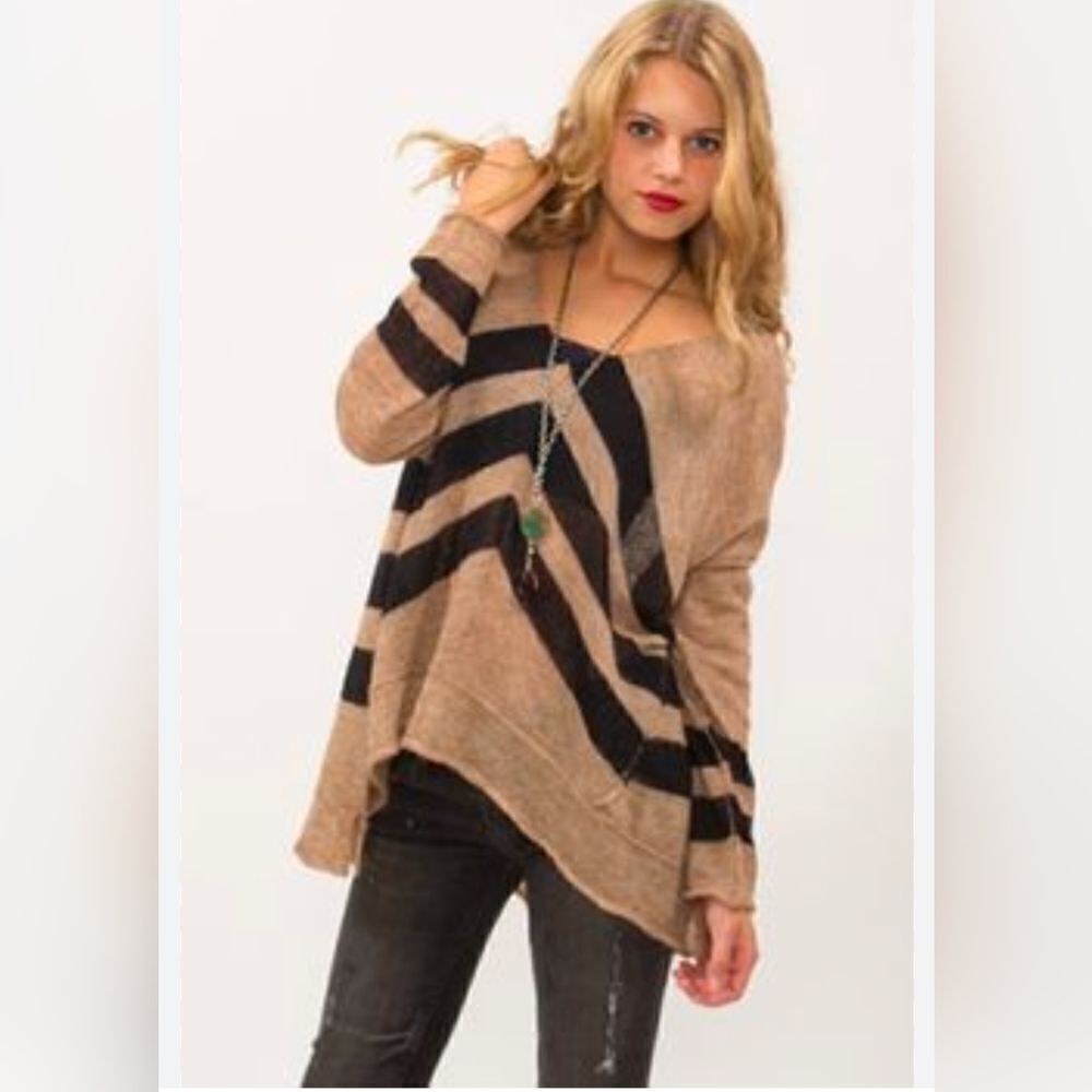 Free People ‘Twelve Roses’ Oversized Alpaca V-Neck Pullover Sweater - Picture 2 of 12